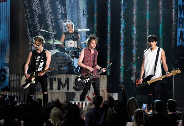 5-seconds-of-summer-perform-at-the-2014-billboard-music-awards-in-may