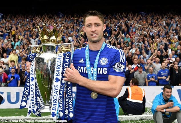 290B225300000578-3096636-Gary_Cahill_holds_the_Premier_League_trophy_and_says_he_is_looki-a-31_1432627882033