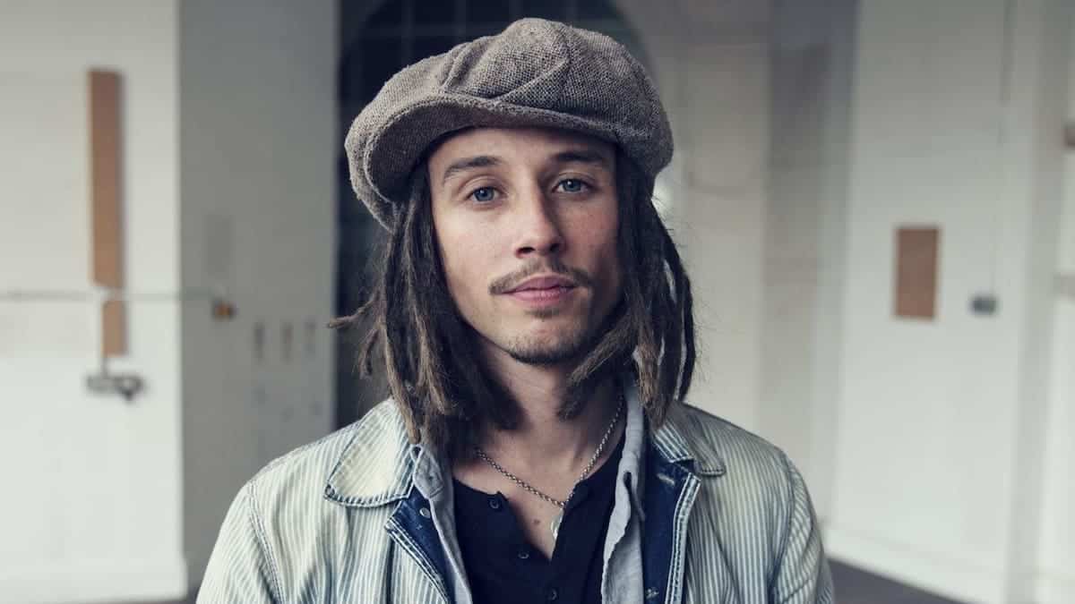 JP Cooper chats to Sean about his new single Passport Home on Fun Kids