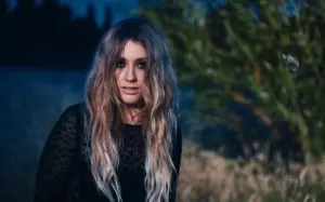 DMGS_Ella Henderson Glow video_001_1441x903