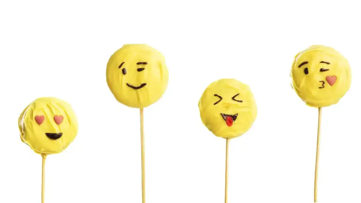 Girl Talk Recipe: Emoji Cookie Pops!