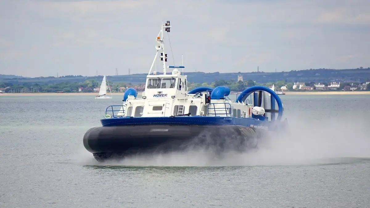 How does a hovercraft work?