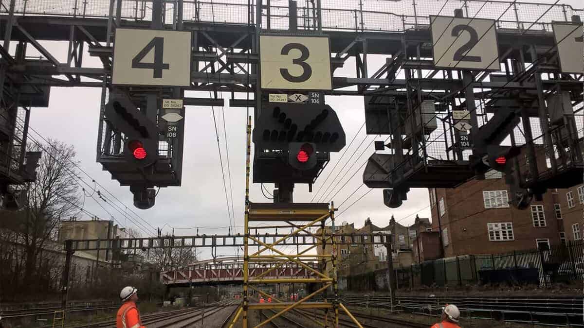 How do railway and train signals work and how do trains know the track ahead is clear? Fun