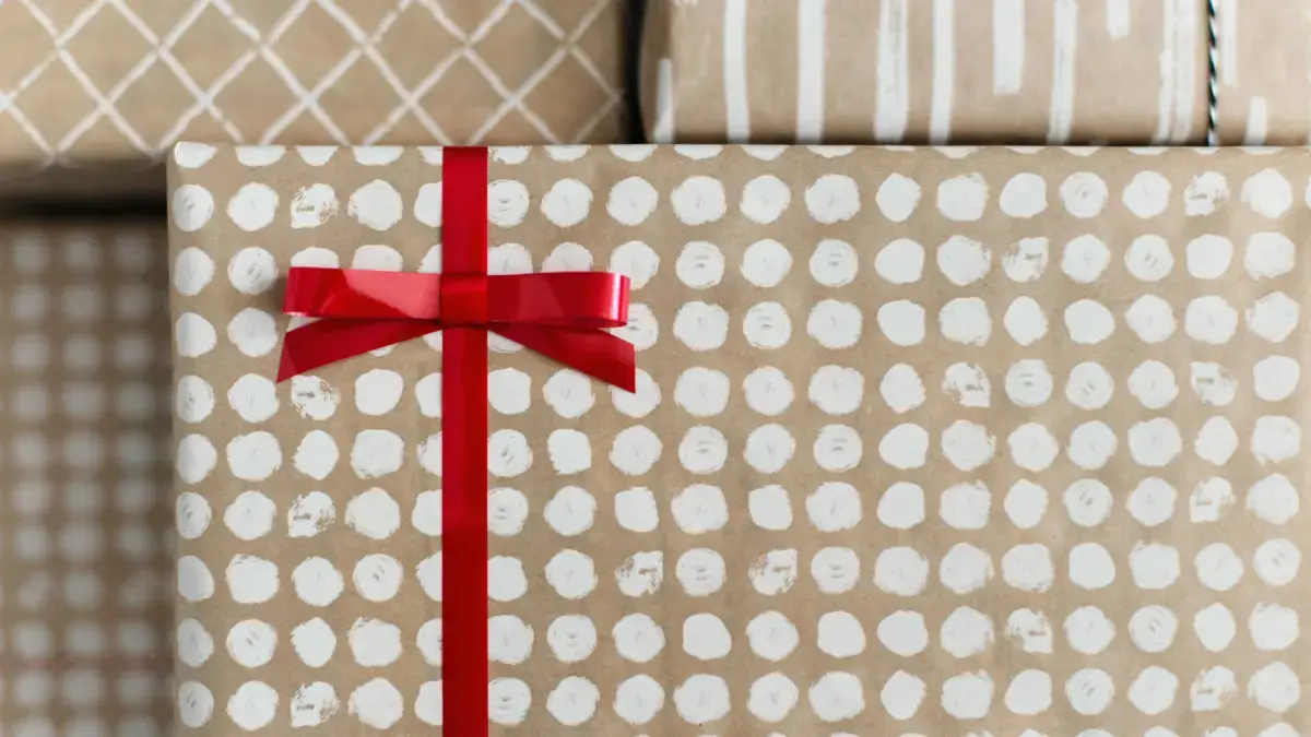 Don’t throw away your old wrapping paper and packing boxes – here’s some crafty ideas to make super cool things with it!!